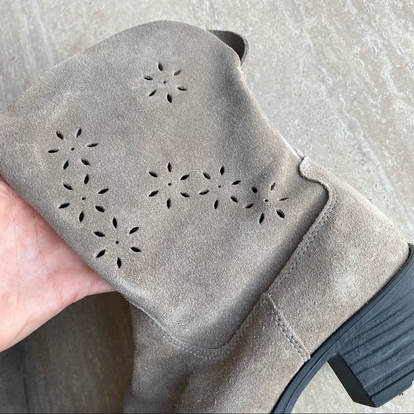 CLOSET CLOSING Martino Suede Floral Cut Out High Quality Boots - Picture 5 of 13